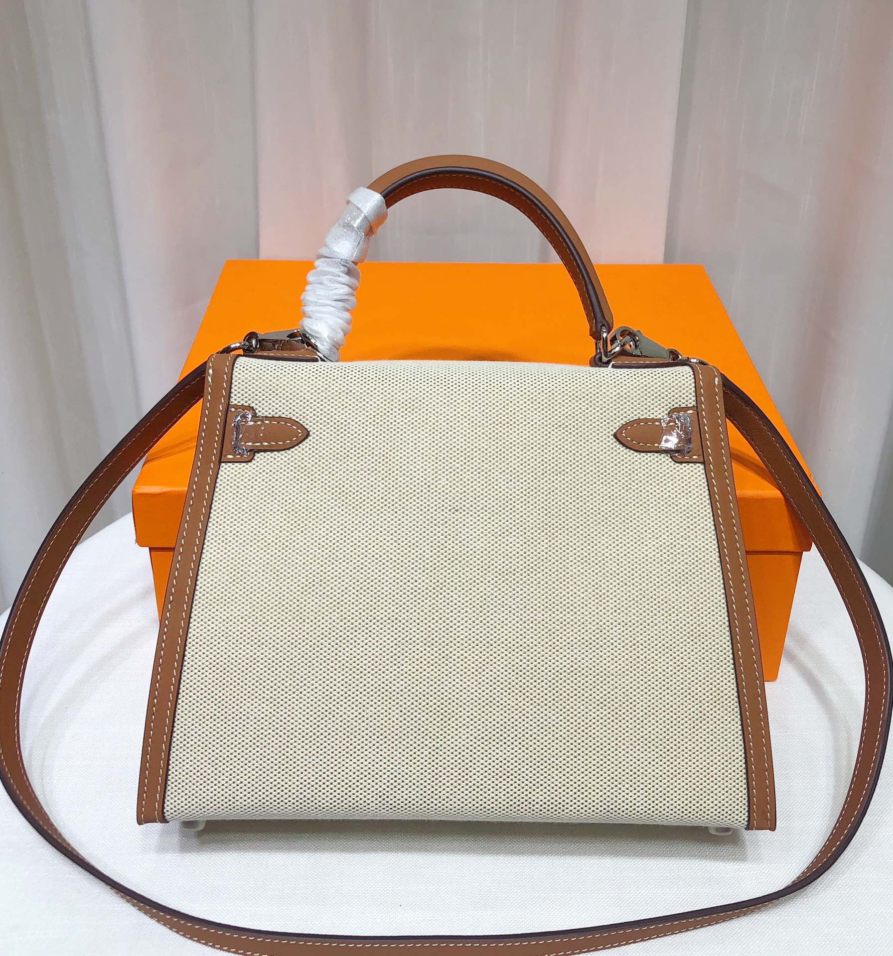 Kelly 25 Bag With Outside Stitching Constructed Of Patchwork Canvas & Premium Soft Swift Leather, Rich Warm Brown Tone Delivers Full-Bodied Vintage Luxury Texture Dimensions: Length 25 * Width 10 * Height 18cm